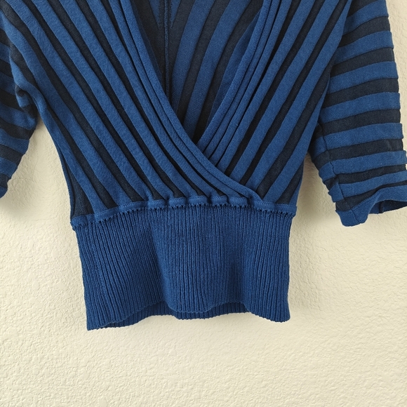 Club Monaco Yakini Knit Cropped Deep V Neck Sweater In Navy/Black Size XS/TP - Picture 3 of 12